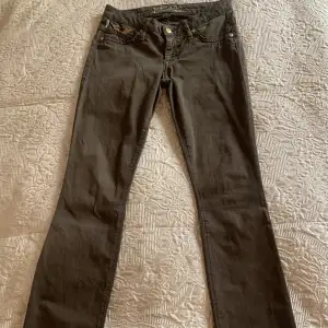 Army gröna jeans från märket Robin’s Jean i storlek 25, säljes för 300kr. Jag kan träffas i Stockholm city eller skicka mot att köparen står för frakten. Byxorna är i fint skick och jag har blivit för stor för  dem. Men du får ett par jättesköna jeans.