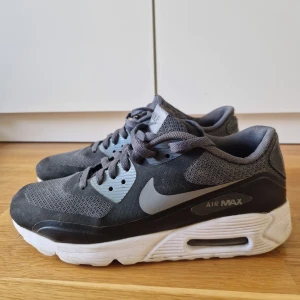 Nike air max G - Jag säljer ett par snygga Nike air max G essential skor i fint skick. Sulor är dock borttagna. Annars inget att anmärka på.