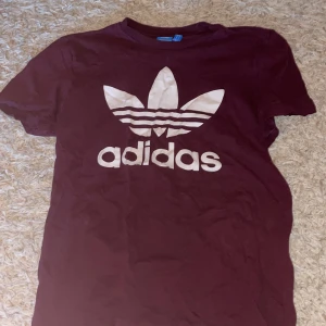Adidas t-shirt - Säljer vinröd adidas t-shirt i storlek M.