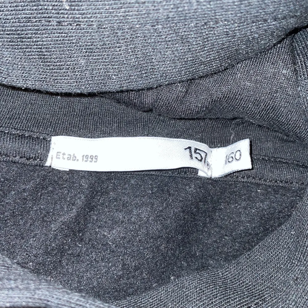 Säljer en basic svart hoodie från lager 157 i storlek 160 (passar xxs, xs, s). Tröjor & Koftor.