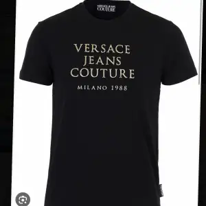 Säljer en Versace tröja som inte finns att köpa längre för dam
