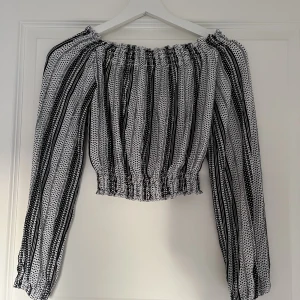 Mönstrad offshoulder-topp - Söt offshoulder-topp från H&M i bra skick! 💞