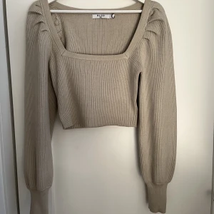 Topp  - Långärmad, kort tröja med puffärm. Storlek S från NA-KD☀️använd fåtal gånger.