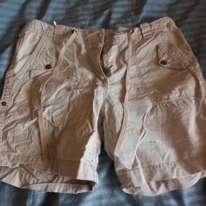 Cargoshorts - Snygga shorts från Kappahl. Strl 42 men små i storlek så de skulle passa strl 40 också och möjligtvis strl 38. 