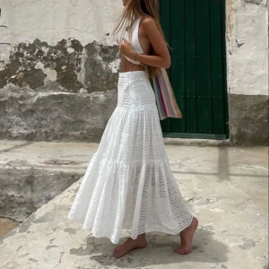 Vit långkjol maxikjol kappahl - Jättefin maxikjol från Kappahl, nypris 600kr och nästintill oanvänd! Är 164 cm lång på bilden! Första bilden är lånad och liknar den jag säljer! Vinnaren drog sig ur så kjolen är fortfarande TILL SALU!🌺❤️