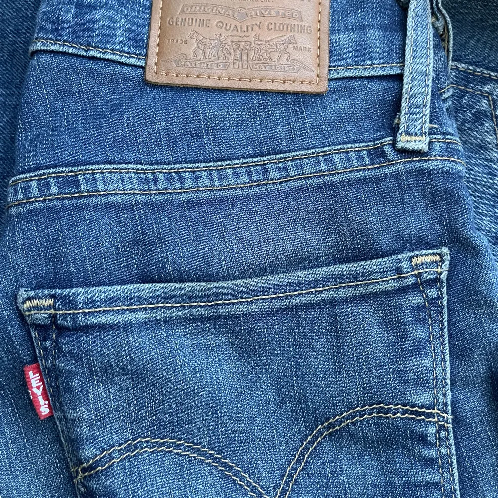 Levis jeans, modell 724 High Rise Straight. Storlek: 25. I bra skick, inte mycket använda. . Jeans & Byxor.