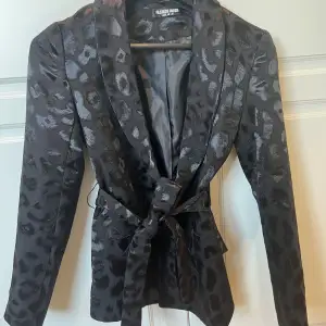 Svart blazer med glättade leopard prints 