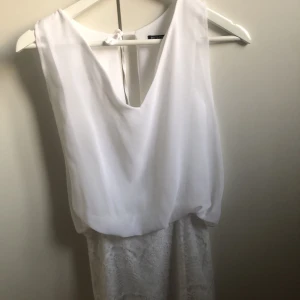 Student klänning - Säljer denna fina klänningen då den tyvärr är för stor❤️den passar perfekt på t.ex skolavslutningen☀️