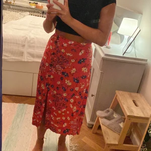midi kjol - röd blommig kjol med slits och knappar:)