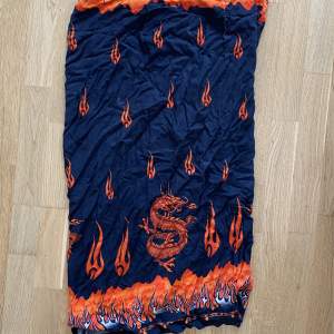 Klassisk 90s look sarong med flames och drakar. Adjustable size