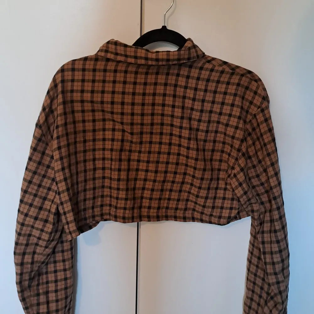 En fin rutig skjorta (magtröja) som är från h&m. Köpte för 100 kr men säljer den för 65kr🩷 använd ett fåtal gånger och säljer för att jag aldrig använder den längre🩵 är i st xs🤍. Skjortor.