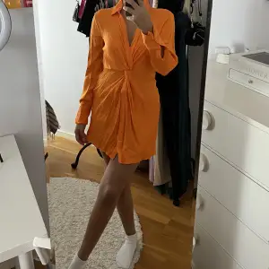 Orange klänning från zara. Endast använt den 1 gång🧡