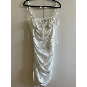 Adoore klänning  - har rostfärgade fläckar (går inte bort med vatten) 