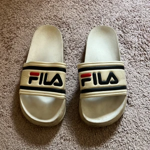 Fila tofflor - Säljer billigt 