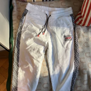 Hugo boss byxor - Mjukis byxor från hugo boss(helt oanvända) äkta