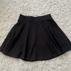 Svart kjol, använt fåtal gånger! Passar mellan XXS/XS/S