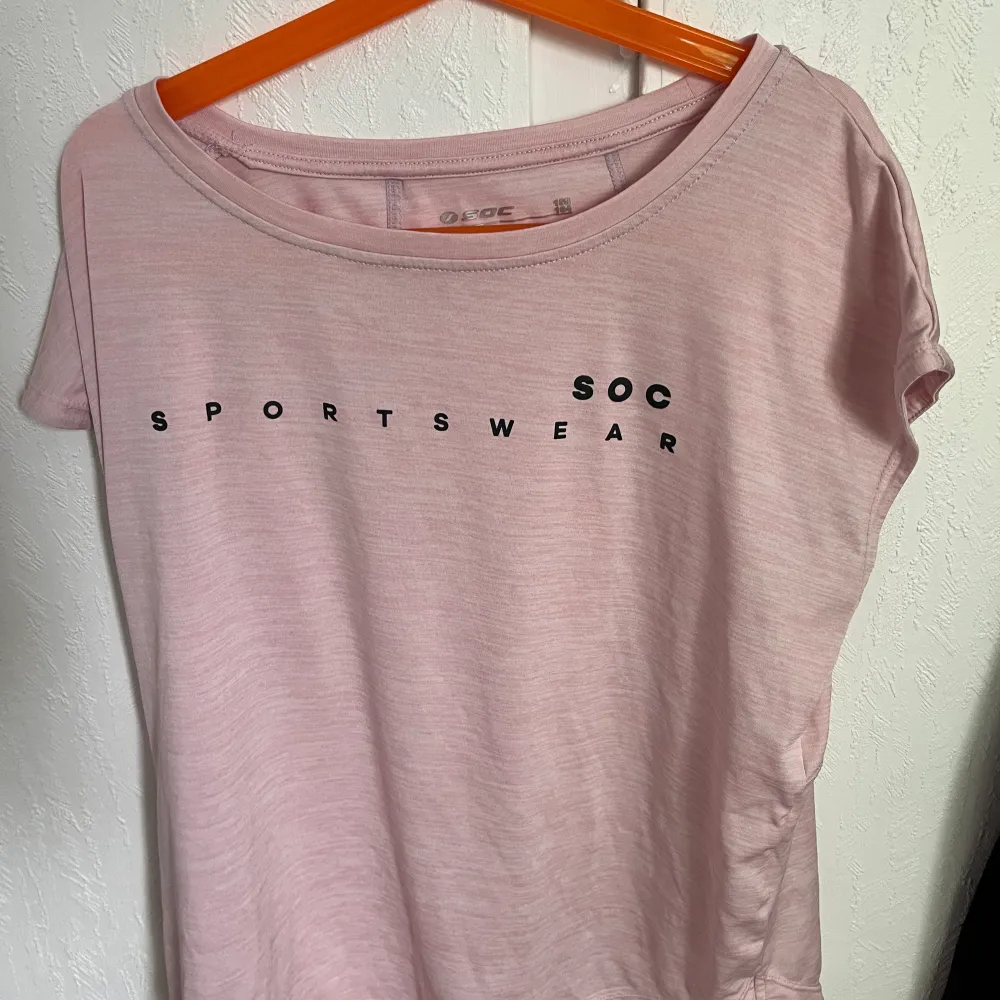 Säljer en rosa tränings tshirt!!. Hoodies.