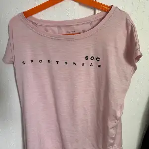 Säljer en rosa tränings tshirt!!