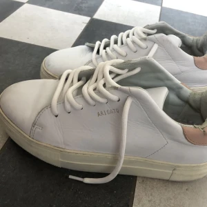 Axel arigato skor - Axel arigato skor i ganska bra skick köpta för över 2000kr, köp för 500kr annars kom med andra prisförslag.