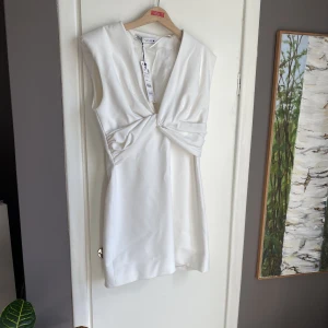 Ny studentklänning  - Examen / Skolavslutningsklänning  Säljer då den inte passade mig tyvärr, säljer billigt för vill bli av med allt🙏🏼💐