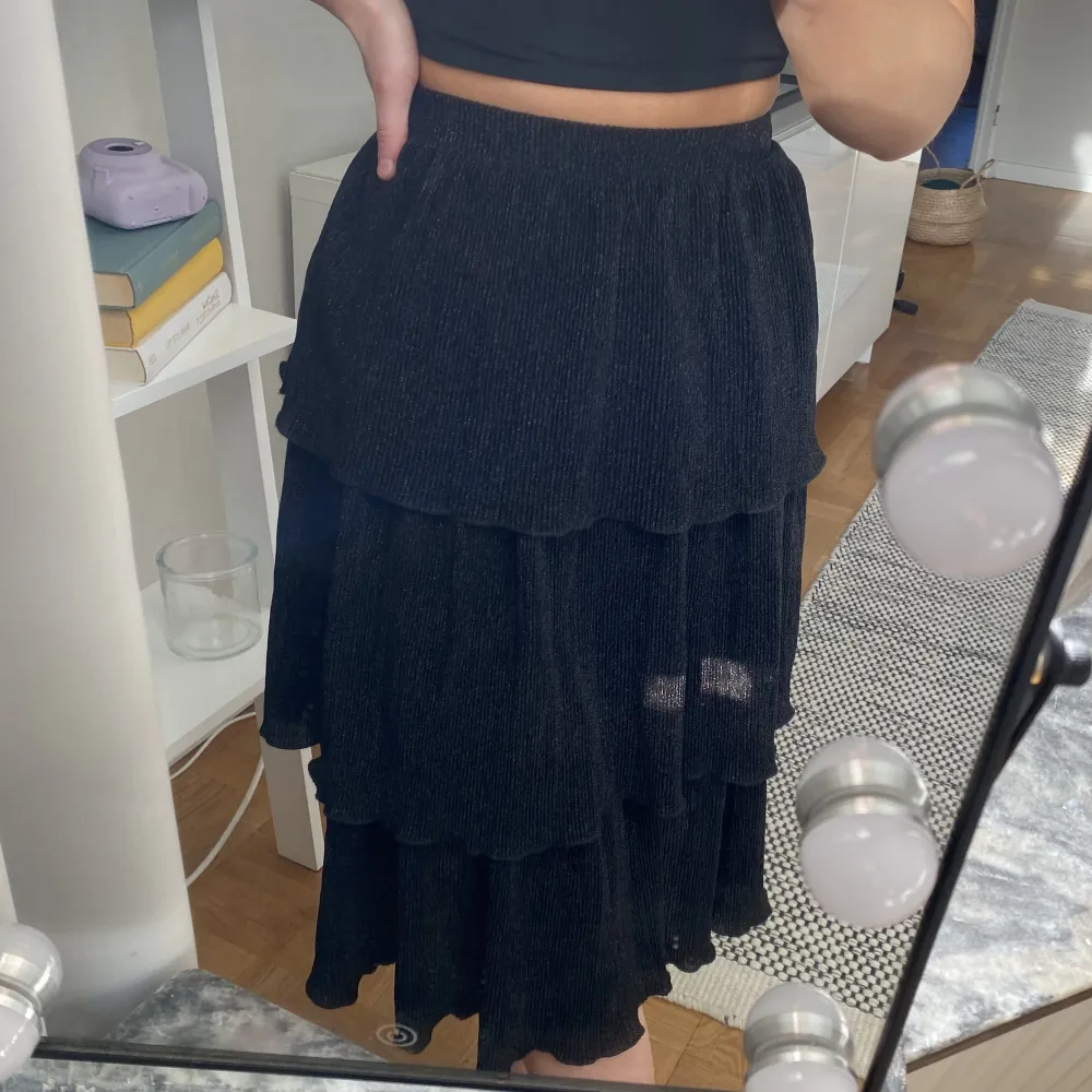 Jättefin glittrig svart kjol från Na-kd. Har tyvärr blivit för liten för mig.. Kjolar.