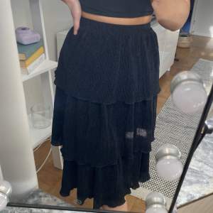 Jättefin glittrig svart kjol från Na-kd. Har tyvärr blivit för liten för mig.
