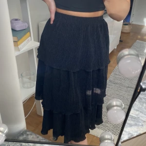 Glittrig kjol - Jättefin glittrig svart kjol från Na-kd. Har tyvärr blivit för liten för mig.