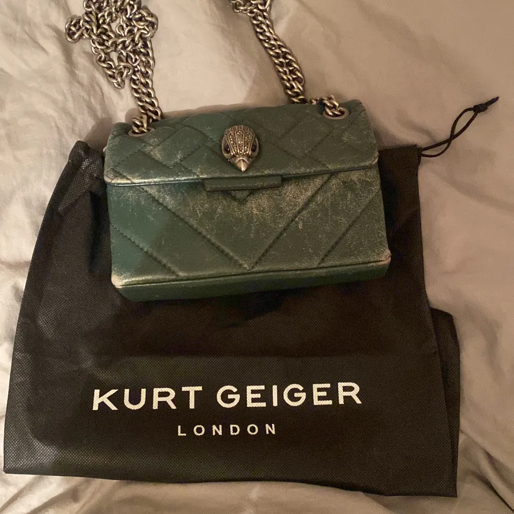 En sjukt fin grön Kurt geiger väska, har lite skador därför säljer jag den lite billigare! Ordinarie  pris 2000 säljer för 900kr! Först till kvarn! Köparen står för frakt! Har dustbag💘. Väskor.