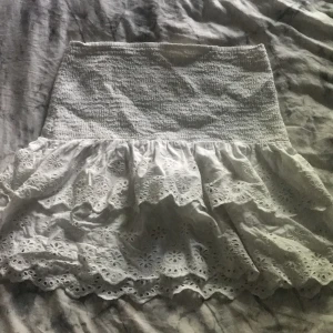 Kjol 150kr+ frakt  - Detta är en kjol men man kan även ha den som tank topp. Den är i bra skick och använd 1 gång. Priset kan diskuteras. Du står för frakten.