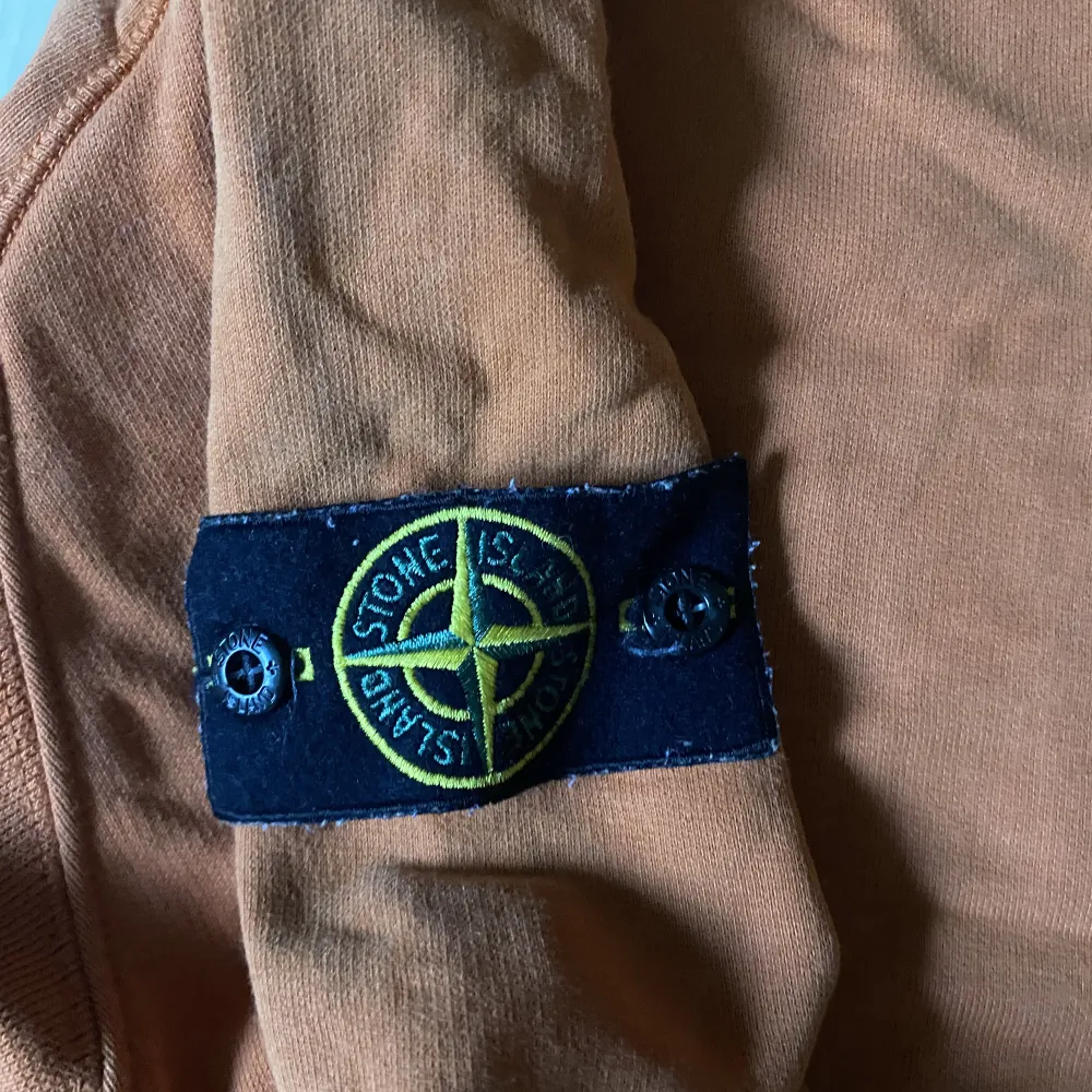 Hej, jag säljer nu min stone island hoodie som är i bra skick. I storlek M, Qr kod finns i tröjan.. Hoodies.