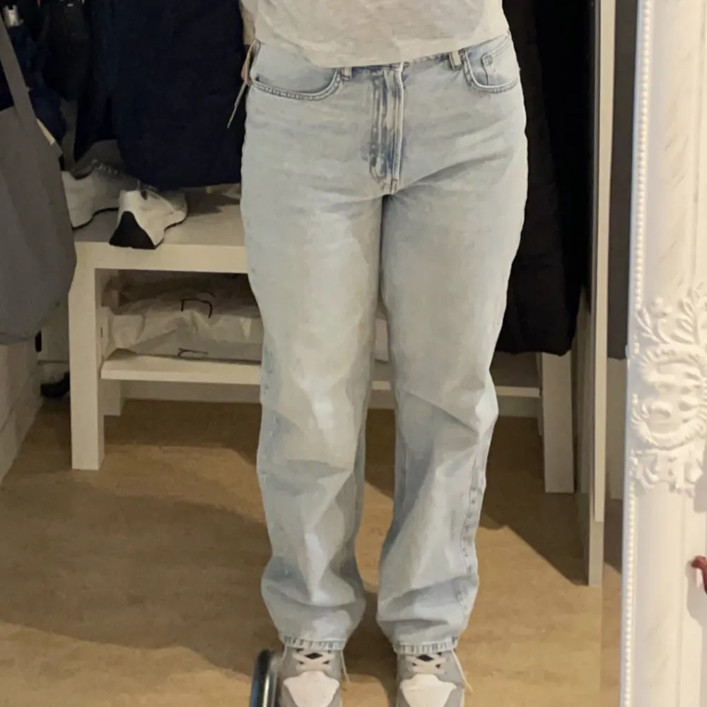 Jättefina jeans som är mellan/högmidjade men har ett oversized stil. Har nyligen köpt dom, har tillochmed etiketten på. Storlek 42/L. Köpts för 299kr . Jeans & Byxor.
