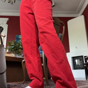 Röda Manchesterbyxor - Mid-waist raka byxor i manchester i superfin klar röd färg😁💋💋💋💋