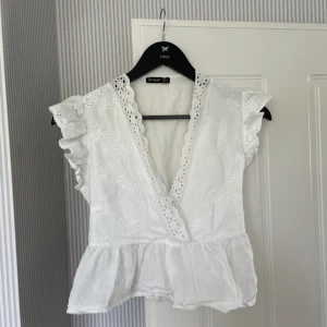 Sommar topp - Säljer denna jätte söta toppen då den inte kommer till användning, köpt här på Plick 💘 frakten stämmer ej 🫶🏼