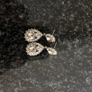 Lily & Rose örhängen - Lily & Rose örhängen🌸 Silvriga med ljusrosa Sten✨