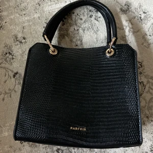 Väska - Köpt på en flygplatts i spanien har ingen koll på märket, super snygg classy 