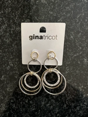 Örhängen - Örhängen från Gina Tricot, aldrig använda🥰