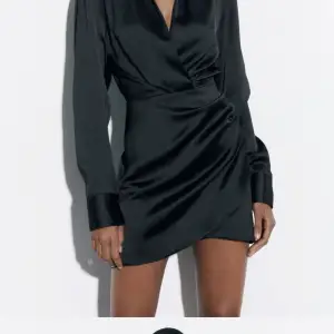 Den populära svarta satinklänningen från Zara (mini-längd) som på hemsidan kostar 399kr, och säljes för 250kr då den endast använts ett par gånger. Mycket fint skick och kvalitet!