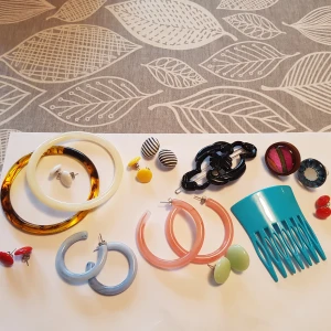 Smycken i retrostil - Smycken i retrostil, nyskick. 2 armband 8 par örhängen 1 hårspänne 1 hårkam 2 st ringar  Frakt ingår i priset 🙂