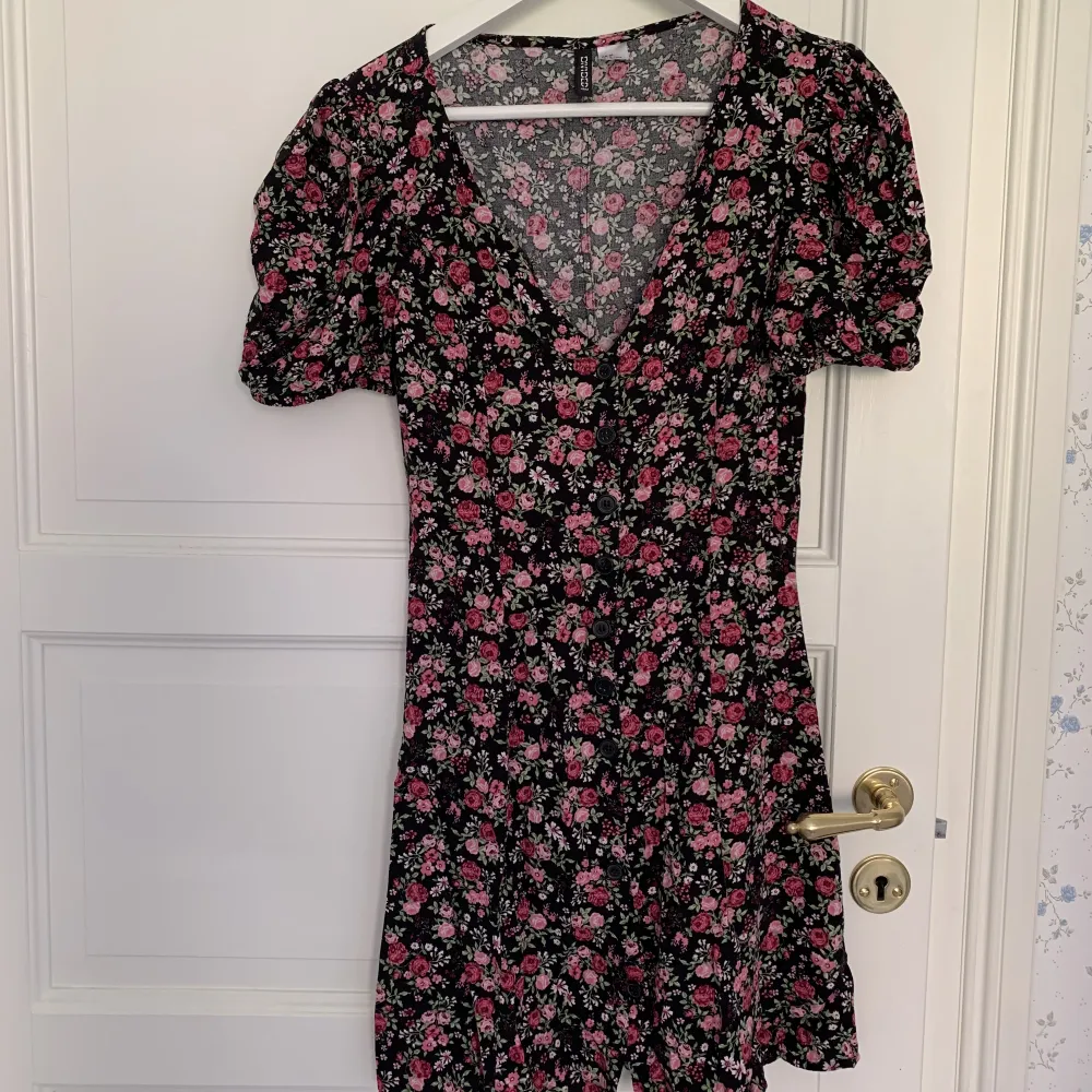 ÄLKAR denna klänningen men tyvärr är den för liten:(( bra skick och skönt tyg, köpt här på Plick. Klänningar.