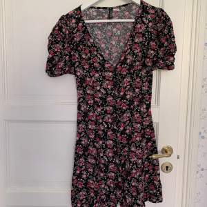 ÄLKAR denna klänningen men tyvärr är den för liten:(( bra skick och skönt tyg, köpt här på Plick