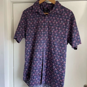 Skjorta  - En mörkare skjorta med mönster på från matinique i Stl xl