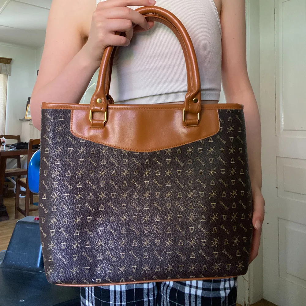 Fin brun väska med coolt mönster Mått: 36cm bred & 27cm längd. Väskor.