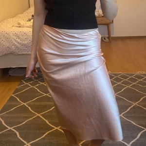 Midikjol - Rosa midikjol i satin!💗