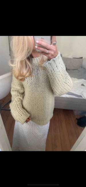 Stickad tröja  - Säljer min stickade tröja då jag inte har andvändning för den! Jätteskönt matereal och inte stickigt alls