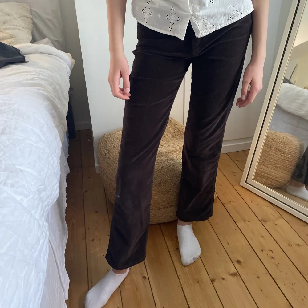 Super söta matcherbyxor från LOIS. Lite för korta för mig, hon på bilden är 170☺️. Farkut & Housut.