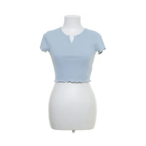 Ljusblå Topp - Ljusblå topp från Shein men köpt second hand på Sellpy. Volanger i armar och nertill och små ränder i tyget. Bara provad och i mycket bra skick, som ny.  Frakt: 45 kr 