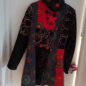 Kappa M - Flerfärgad kappa som ny i storlek M 