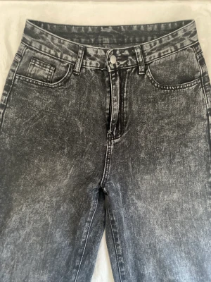 Svart grå jeans  - Jätte fint Jeans 