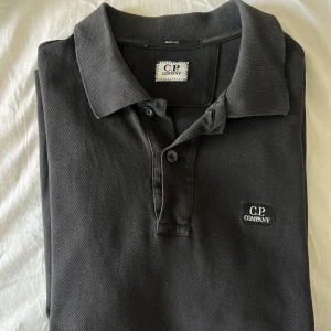 C.P. Company piké - Säljer nu min c.p. Company piké, använd ett par gånger men i väldigt bra skick! Köpt för 1199kr på NK och är i storlek S.
