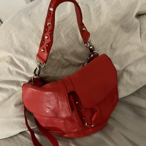 Unlimit bag - Säljer min fina röda väska från märket unlimit bag. Perfekt färg och jättepraktisk och får plats med mycket. Man får med ett kort och ett långt band. Väskan är i gott skick i storlek m💞